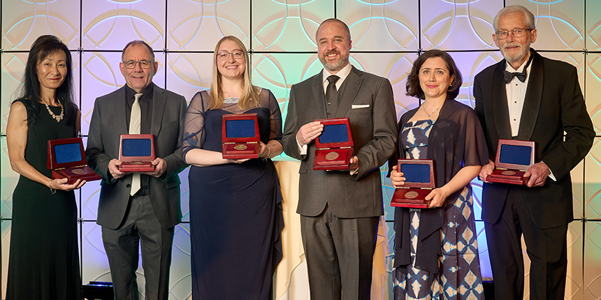 Les lauréats des prix 2024 d'Ingénieurs Canada tiennent leurs médailles