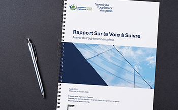 Couverture du rapport sur un bureau