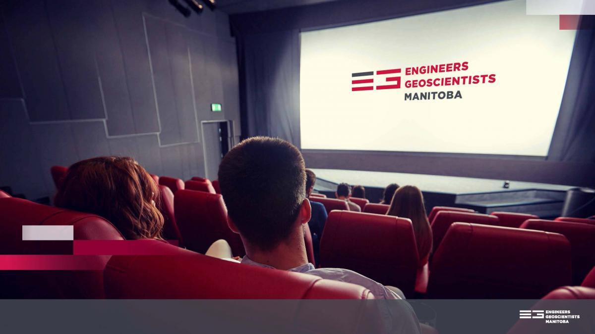 Un couple regardant un film dans un cinema