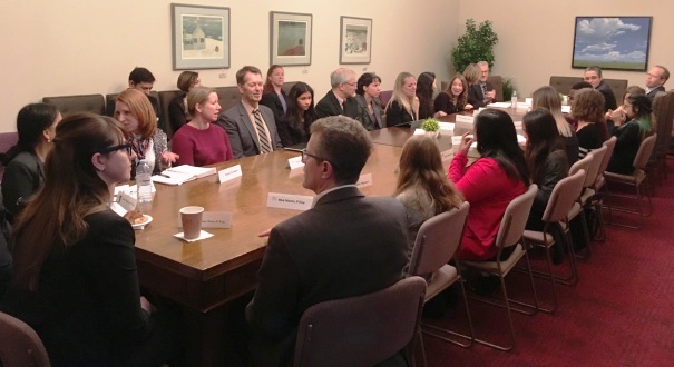 groupe de personnes autour d'une longue table