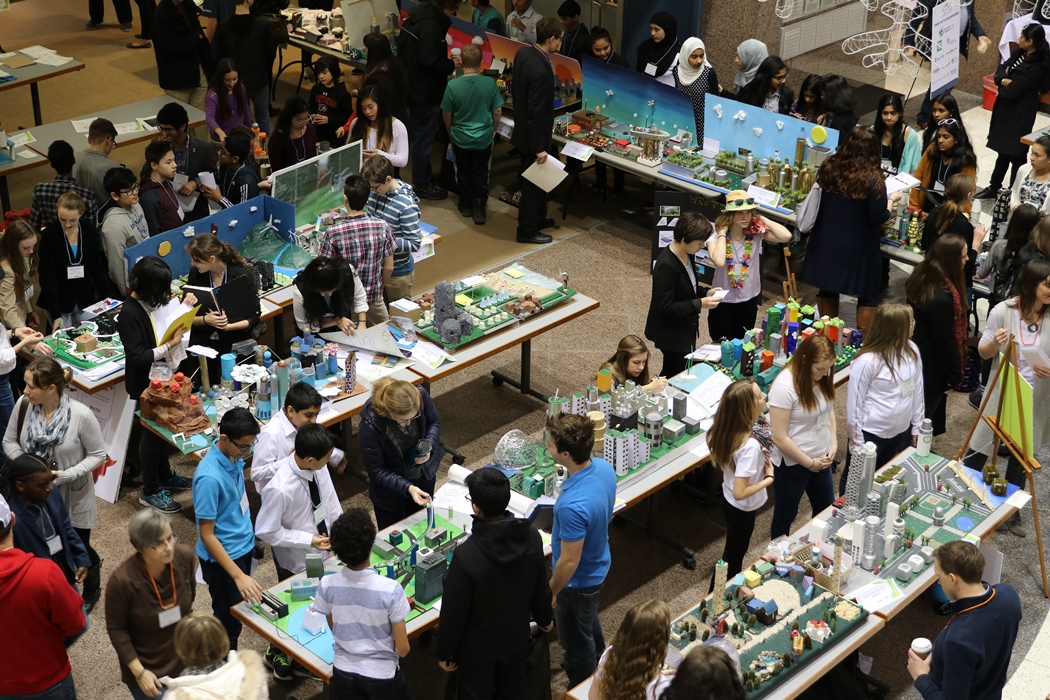 Des élèves du conseil scolaire du district de Durham présentent leurs modèles de ville de demain dans le cadre de la compétition Future City au Canada.