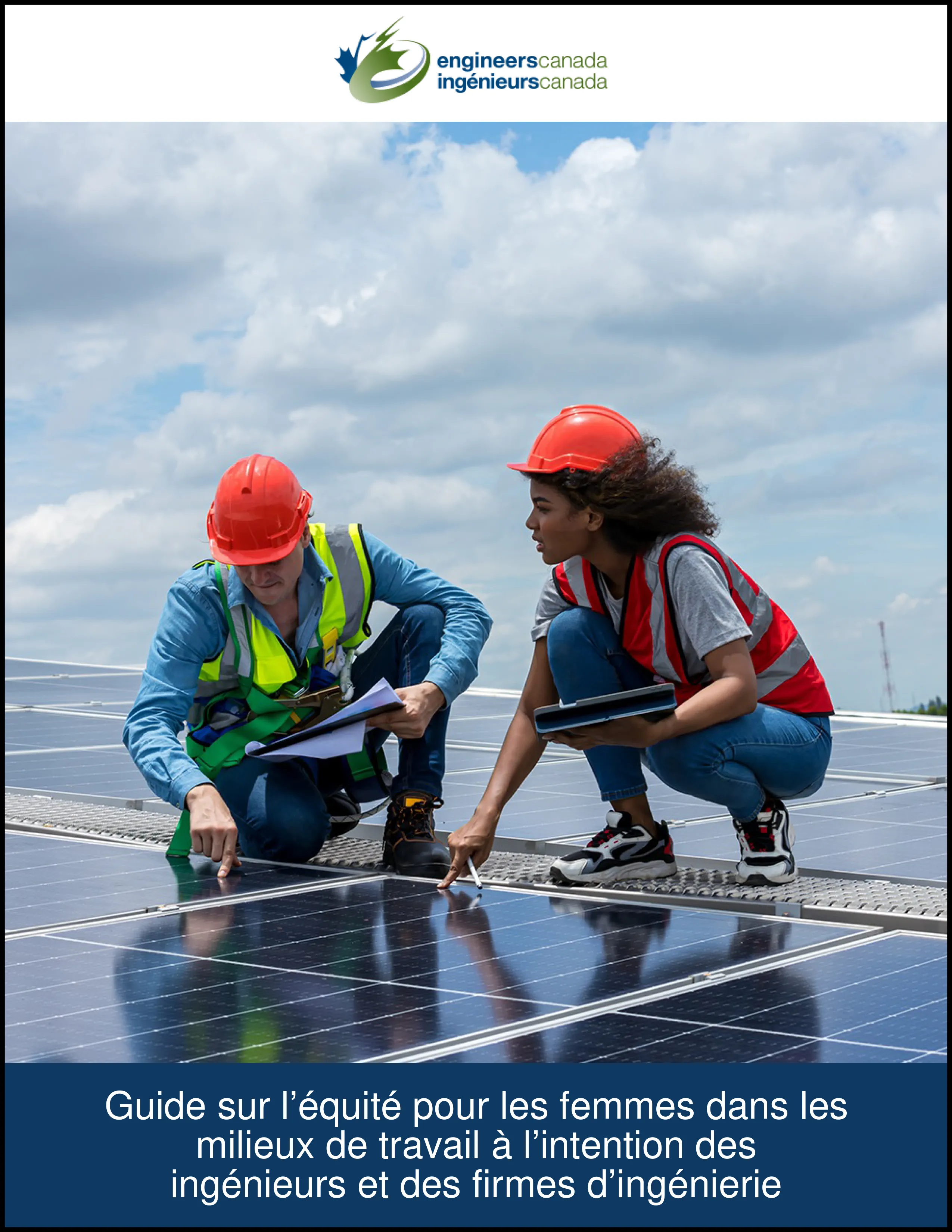Deux ingénieurs regardant un panneau solaire