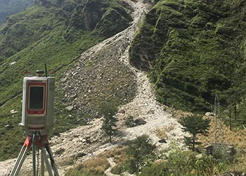 Machine d'arpentage dans un champ