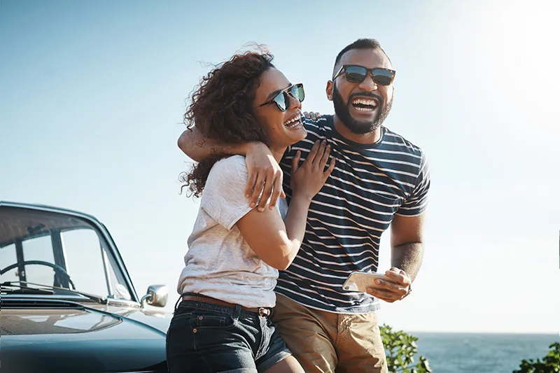 Prise de vue d'un jeune couple profitant d'un voyage d'été sur la route.