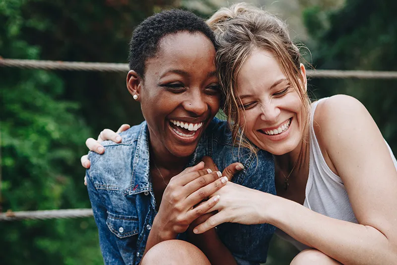Des amis heureux se tiennent dans les bras l'un de l'autre