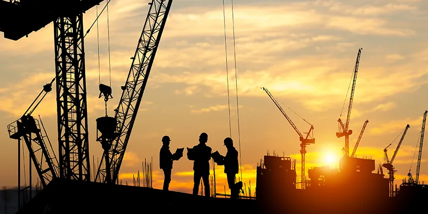 Silhouette d'un ingénieur et d'une équipe d'ouvriers sur un chantier de construction, au coucher du soleil en soirée