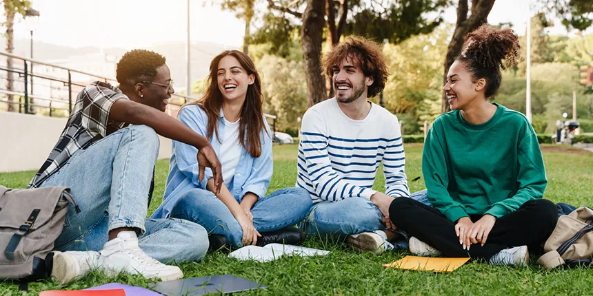 Un groupe de quatre jeunes assis