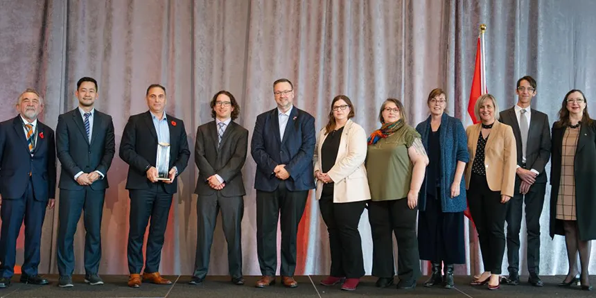 Le personnel d’Ingénieurs Canada accepte le prix Platine d’Excellence Canada.