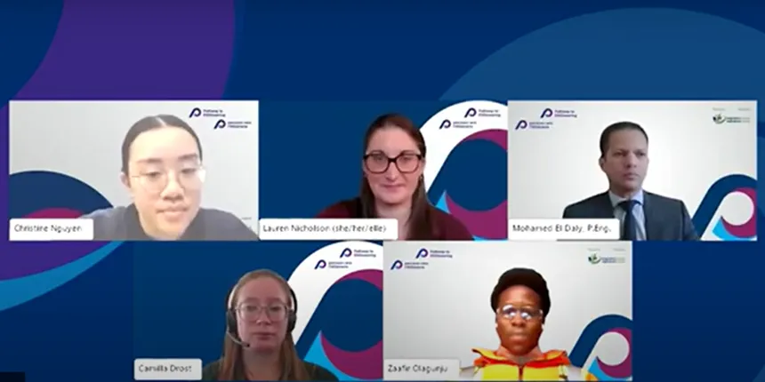 Cinq personnes participant à une conférence téléphonique virtuelle, chacune dans un cadre distinct, sur un fond abstrait bleu et violet.