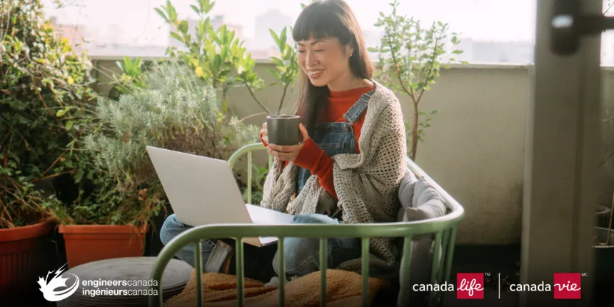 Une femme est assise sur un balcon entouré de plantes, souriant devant son ordinateur portable et tenant une tasse. Elle porte une salopette et un pull confortable. Les logos d'Ingénieurs Canada et de Canada Life sont visibles dans les coins inférieurs.