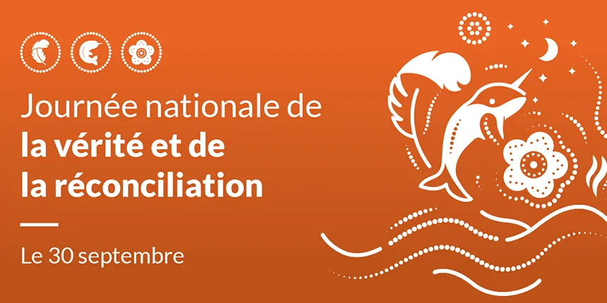 Une image comportant du texte et des symboles blancs sur un fond orange. L'illustration présente une plume, un narval et une fleur représentant les Premières Nations, les Inuit et les Métis. Ces symboles sont entourés d'étoiles, d'un croissant de lune, de fumée qui s'élève, de motifs en pointillés et de lignes fluides représentant le souvenir et le cheminement continu vers la réconciliation. 